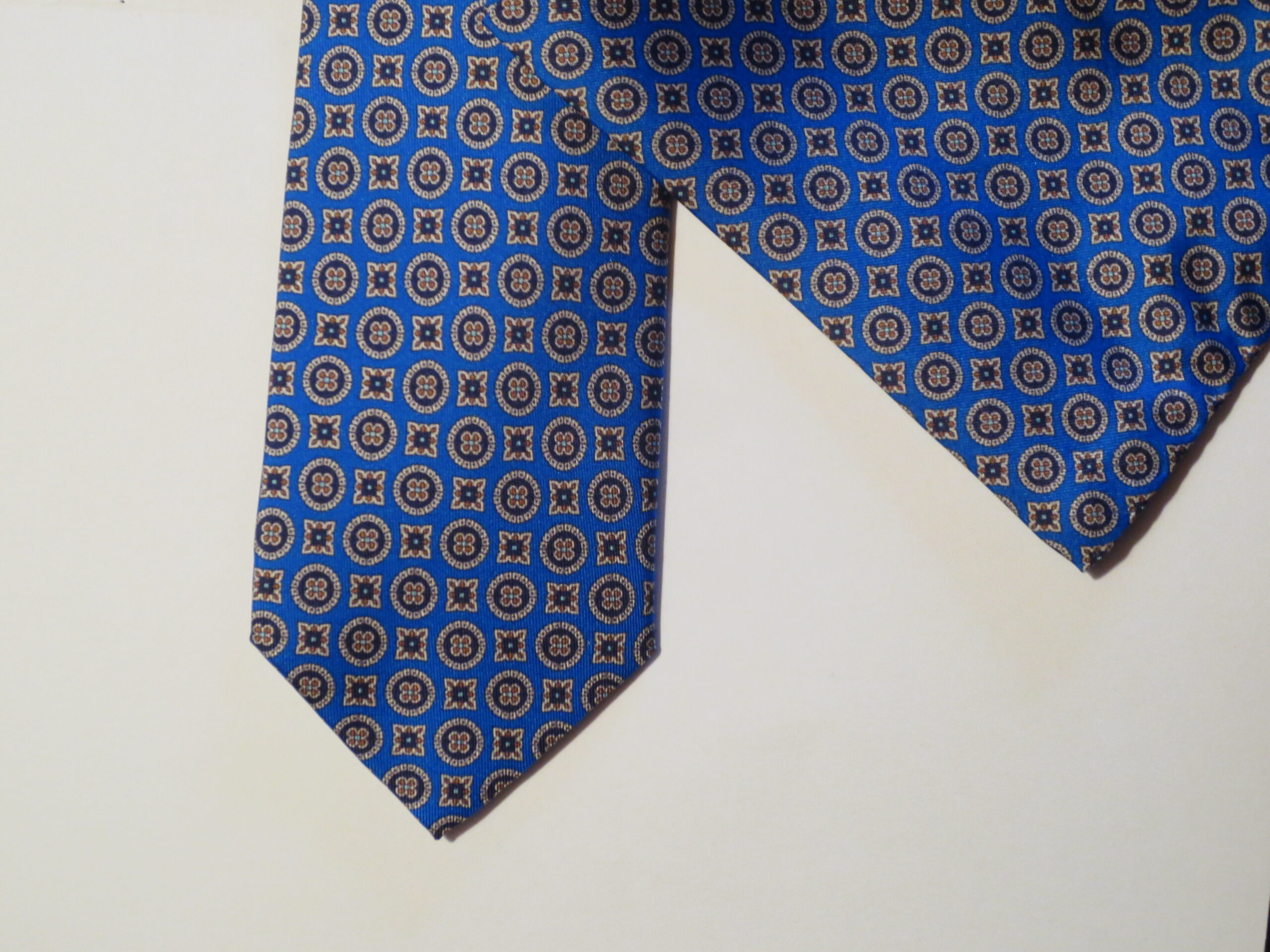 tie e pochette printed design piastrelle
